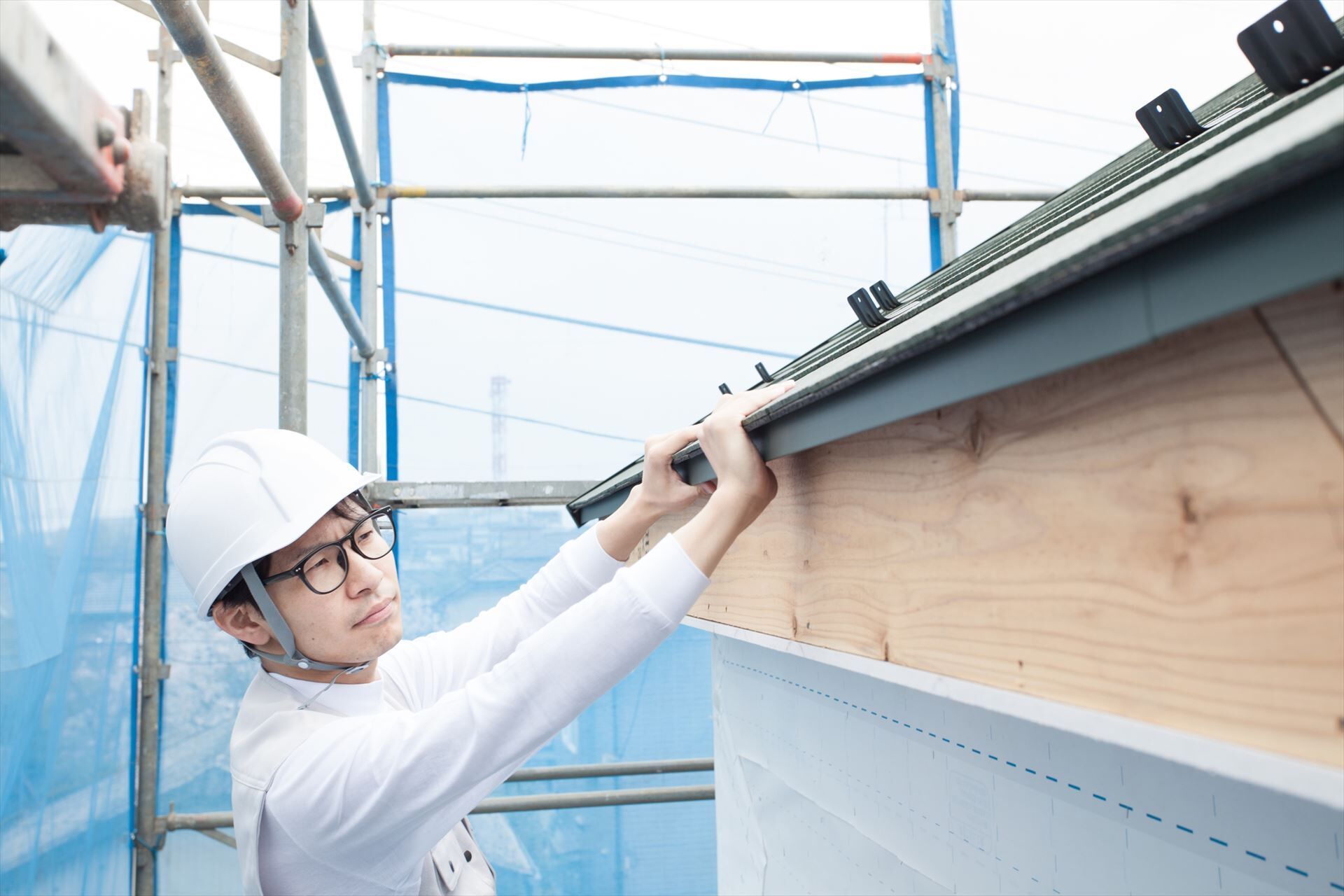屋根の作業をする建築現場の男性スタッフ_R